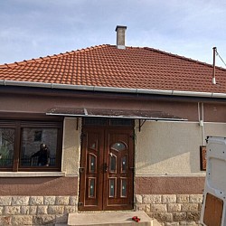 Bejárat előtetővel